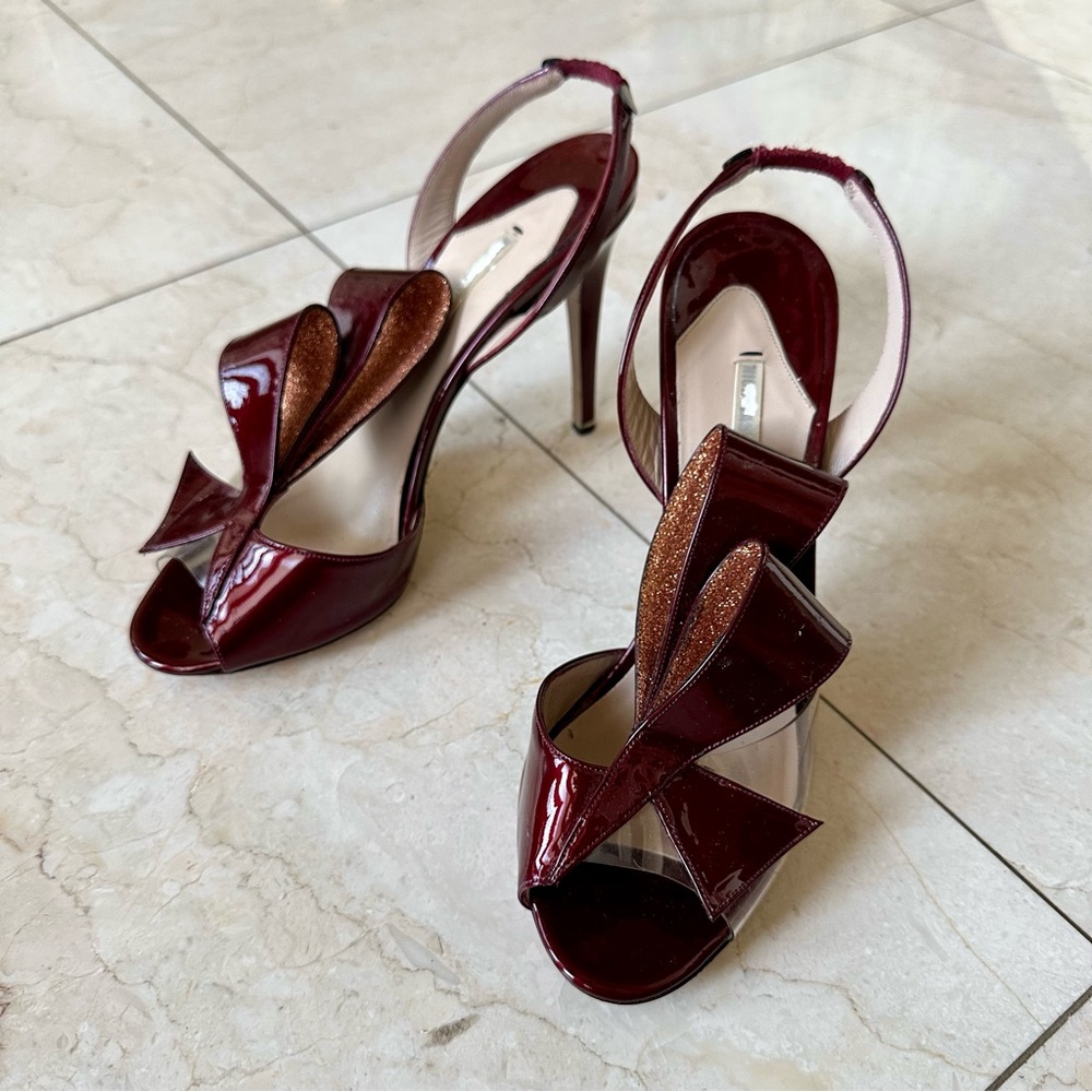 Nicholas Kirkwood Patent Burgundy Glitter Bow Slingback Sandals Heel 38 Like New